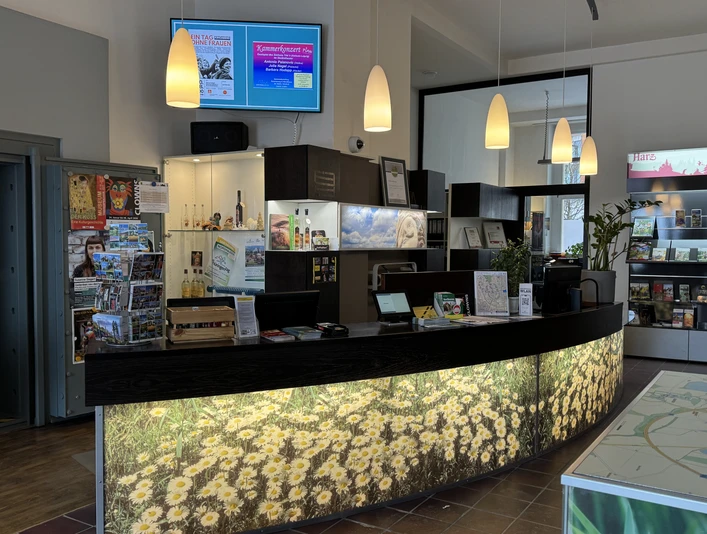 Stadtinfo-Nordhausen-Tourist-Information-Innen-Empfangsbereich.jpeg