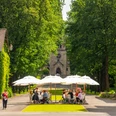 Café im Park Bad Driburge Außengastronomie des Café im Gräflichen Park mit Blick auf die Evangelische Kirche Bad Driburg.