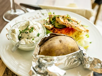 Driburg-Therme-Bistro-Essen Ofenkartoffel mit Kräuterquark, gegrilltem Hähnchen und Salat im Thermenbistro.