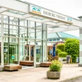 Driburg-Driburg-Therme-Eingang Eingangsbereich der Driburg Therme mit Glasfassade und überdachtem Zugang.