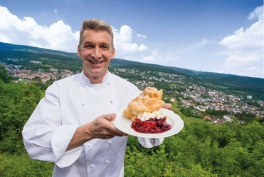 Sachsenklause-Sohnius Frank Sohnius präsentiert die beliebten Windbeutel des Café Restaurant Sachsenklause.