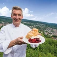 Sachsenklause-Sohnius Frank Sohnius präsentiert die beliebten Windbeutel des Café Restaurant Sachsenklause.