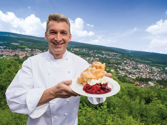 Sachsenklause-Sohnius Frank Sohnius präsentiert die beliebten Windbeutel des Café Restaurant Sachsenklause.