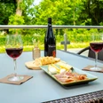 Außenterrasse im Hotel am Park Außenterrasse mit Tisch, Rotwein, Antipasti und Blick ins Grüne.