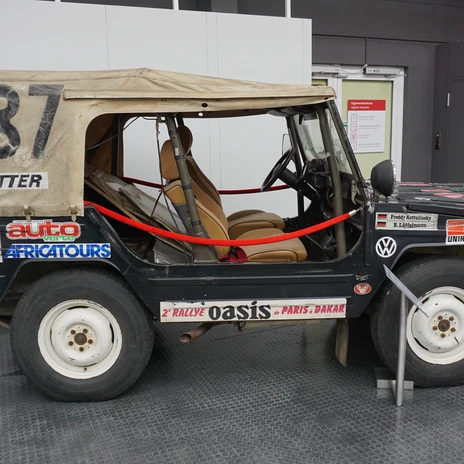 Automuseum - Rallye-Wagen.JPG Historischer Volkswagen-Geländewagen mit Stoffverdeck und Startnummer 137 in einer Ausstellung, beklebt mit Rallye- und Sponsoraufklebern der Paris-Dakar