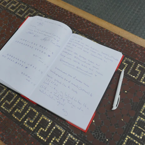 Automuseum - Gäste-Buch.JPG Offenes Gästebuch mit handschriftlichen Einträgen auf einem Mosaiktisch im Automuseum.