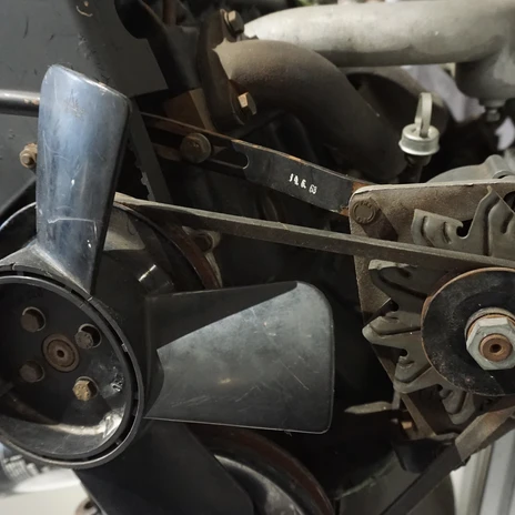 Automuseum - Motor 2.JPG Detailaufnahme eines historischen VW-Käfer-Motors mit Keilriemen und Lüfterrad im Automuseum.