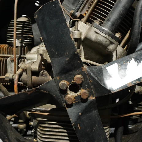 Automuseum - Motor 3.JPG Nahaufnahme eines historischen Boxermotors mit schwarzem Lüfterrad und Kühlrippen.