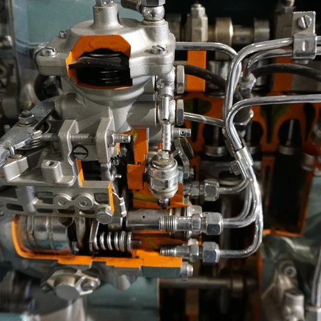 Automuseum - Motor 4.JPG Schnittmodell eines historischen Automotors mit sichtbaren Zylindern und Mechanik.