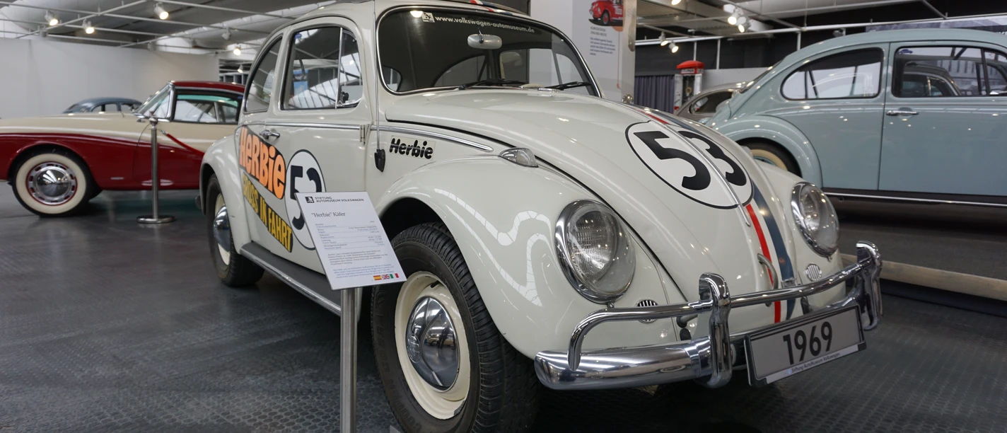 Automuseum - Herbie.JPG Weißer VW Käfer im Herbie-Look mit der Startnummer 53 und Rennstreifen im Automuseum.