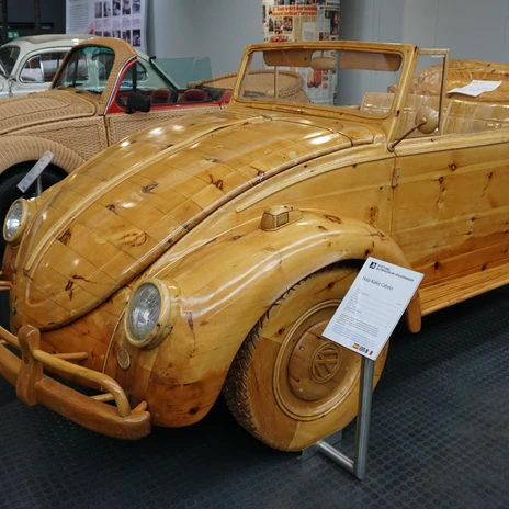 Automuseum - Holz-Käfer.JPG Ein aus Holz gefertigter VW Käfer im Automuseum.