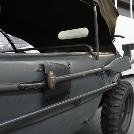 Automuseum - Militärfahrzeug - Nahaufnahme.JPG Nahaufnahme eines grauen VW-Schwimmwagens mit seitlich angebrachtem Paddel im Automuseum.