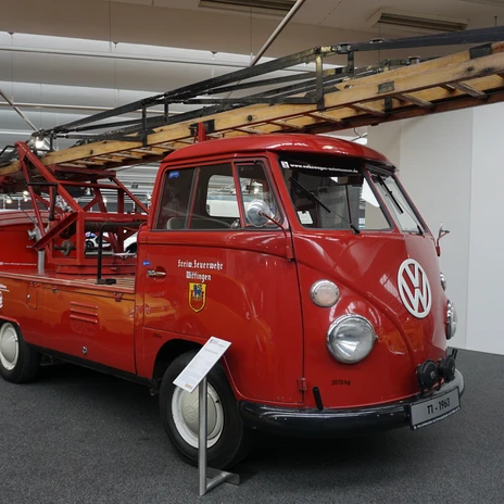 Automuseum - Feuerwehrfahrzeug.JPG Roter historischer VW-Bulli mit Drehleiter der Feuerwehr im Automuseum Wolfsburg.