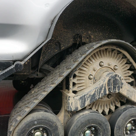 Automuseum - Räder.JPG Nahaufnahme eines Kettenantriebs mit einem großen und drei kleinen Rädern an einem silbernen PKW.