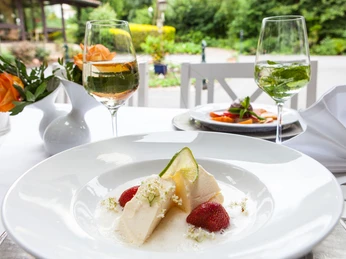 Nachtisch im Schwallenhof Dessertteller auf weiß gedecktem Terrassentisch.