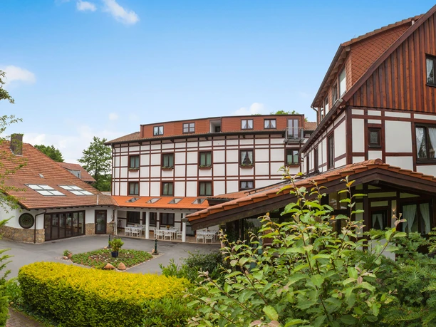 Außenansicht - Der Schwallenhof Schwallenhof mit Innenhof und Terrasse des Restaurants Zur Feldscheune in Bad Driburg.