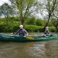 Kanutour auf der Wupper Zwei Kanufahrer:innen auf einer geführten Tour auf der Wupper bei Solingen, umgeben von Natur.