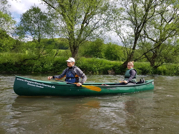 Kanutour auf der Wupper Zwei Kanufahrer:innen auf einer geführten Tour auf der Wupper bei Solingen, umgeben von Natur.