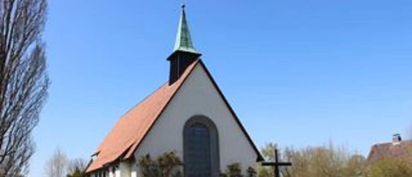 Heilig Kreuz Kirche Otterndorf 2.jpg Außenansicht der Heilig-Kreuz-Kirche mit Giebelfassade und Turm.