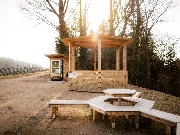Rastplatz mit Verpflegungskühlschrank am Bienengarten (oberhalb der Weinlage/Schwarzwaldweingut