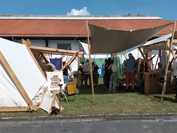 2023_Mittelaltermarkt Gebhardshagen (3)_HD_16zu9.jpg Weiße Leinen-Zelte und Besucher auf dem Mittelaltermarkt an der Wasserburg Gebhardshagen.