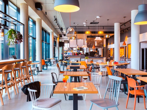 Moxy_Finkenwerder_Lounge_Mitte.jpg