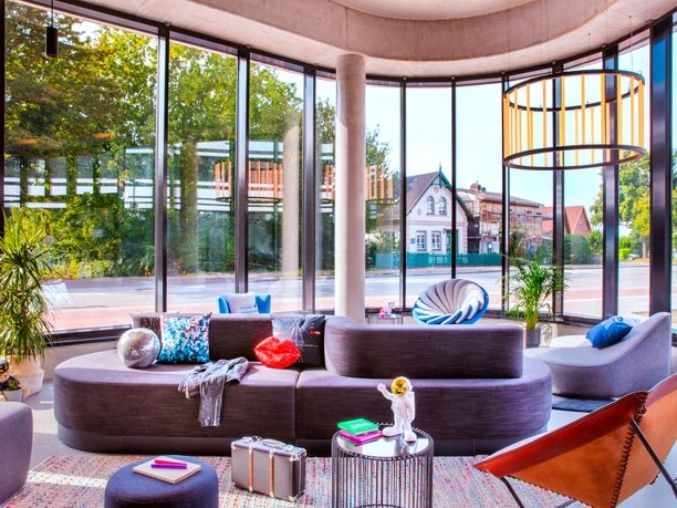 Moxy_Finkenwerder_Lounge_Fenster.jpg
