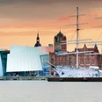 Stralsund_Hafen_mit_Ozeaneum,_dem_Deutschen_Meeresmuseum_von_Behnisch_Architekten_4