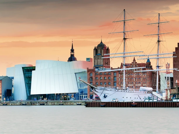 Stralsund_Hafen_mit_Ozeaneum,_dem_Deutschen_Meeresmuseum_von_Behnisch_Architekten_4