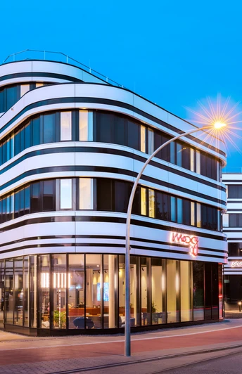 Moxy_Finkenwerder_Außenansicht.jpg
