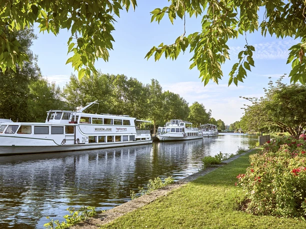Weiße Flotte Die Schiffe der Weißen Flotte Mülheim liegen am Abend an der Hauptanlegestelle am Wasserbahnhof
