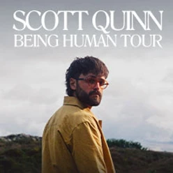 Mann im gelben Mantel vor wolkigem Himmel mit Schrift zur Being Human Tour