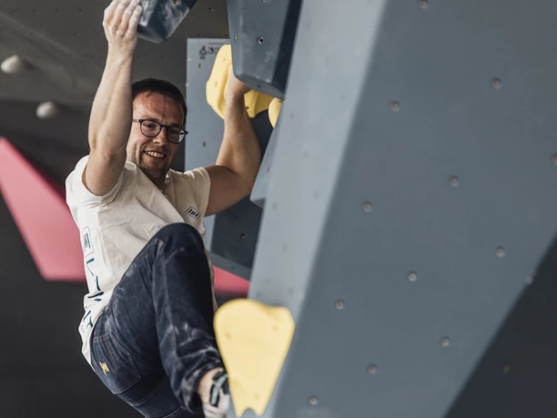 Ein Kletterer in der Boulderhalle in Element Boulders in Kassel.