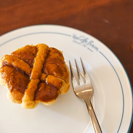 Leipzig lark pastry as a regional give away for conferences | Leipzig Convention Bureau Leipzig lark pastry on a plate with a cake fork – presented by Leipzig Convention Bureau