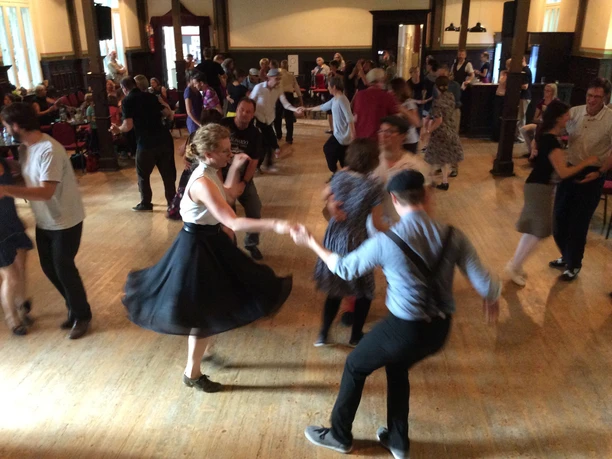 2026-04-19 - Lindy Hop, Foto Piesberger Gesellschaftshaus.jpeg 2026-04-19 - Lindy Hop, Foto Piesberger Gesellschaftshaus.jpeg