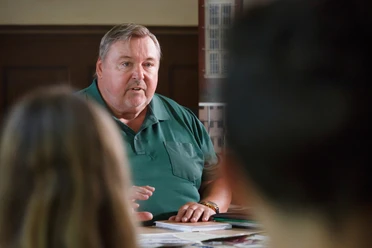 Zeitzeuge Bernd Richter im Gespräch mit einer Schulklasse in der Gedenkstätte Lindenstraße