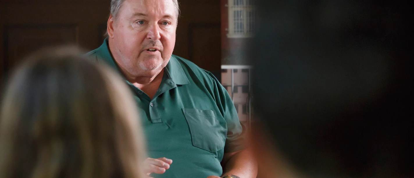 Zeitzeuge Bernd Richter im Gespräch mit einer Schulklasse in der Gedenkstätte Lindenstraße