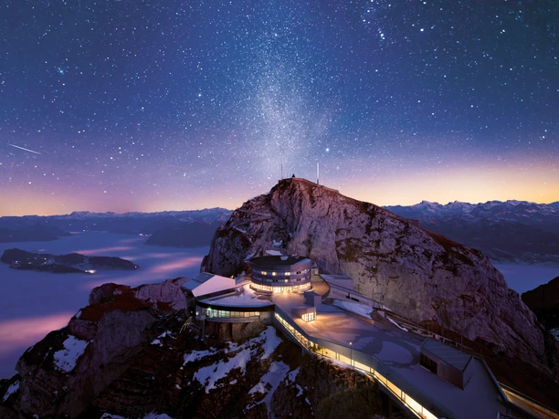 Hotel Bellevue Pilatus bei Nacht