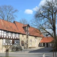 Wasserburg(44)_HD_16zu9.JPG Blick in den Innenhof der Wasserburg Gebhardshagen mit Fachwerkfassade, Steinmauern und Torbogen.