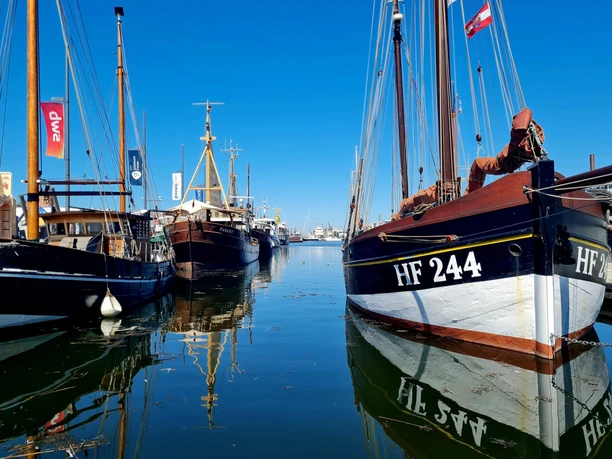 20220812_124440 (c) Dagmar Brandenburg_Erlebnis Bremerhaven_WEB.jpg Schiffe im Neuen Hafen Bremerhaven