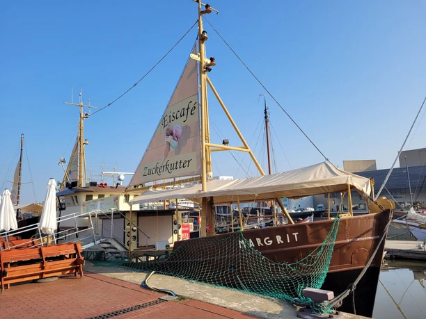 20220324_085933 (c) Tanja Mehl_Erlebnis Bremerhaven_WEB.jpg Schwimmendes Eiscafe im Neuen Hafen Bremerhaven
