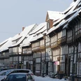 Tiedexer Straße, Winter Verschneite historische Fachwerkzeile der Tiedexer Straße in Einbeck unter blauem Himmel.