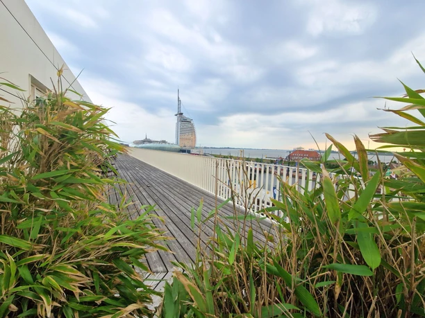 20240627_190044 (c) Petra Adnane_Erlebnis Bremerhaven_WEB.jpg Blick von der Dachterrasse der New York Bar in Bremerhaven