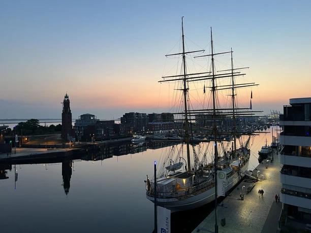 IMG_9187 (c) Mailin Knoke_Erlebnis Bremerhaven_WEB.jpg Sonnenuntergang über dem Neuen Hafen mit dem Vollschiff Schulschiff Deutschland
