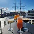 IMG-20240620-WA0004 (c) Sonja Riegert_Erlebnis Bremerhaven_WEB.jpg Cocktails auf einem Stehtisch in einer Dachterrassen-Bar mit Blick auf einen Windjammer im Hafen