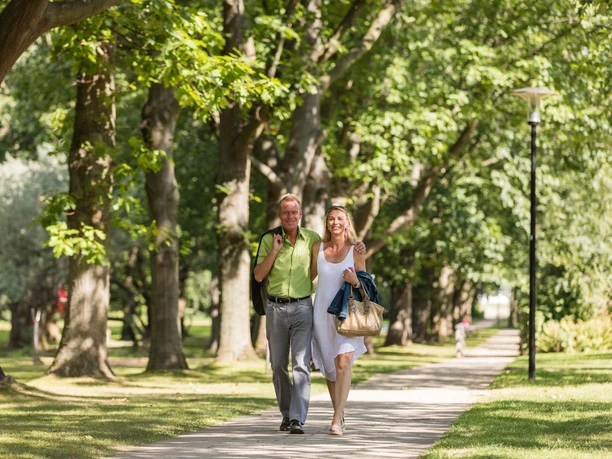 Kurpark Rothenuffeln, Spazierengehen unter Bäumen, Foto: ChristianSchwier-424.jpg
