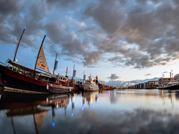 MO10804-2 (c) Hubert Glogauer_Erlebnis Bremerhaven_WEB.jpg Abendhimmel über dem Neuen Hafen Bremerhaven mit vielen Schiffen an den Kajen