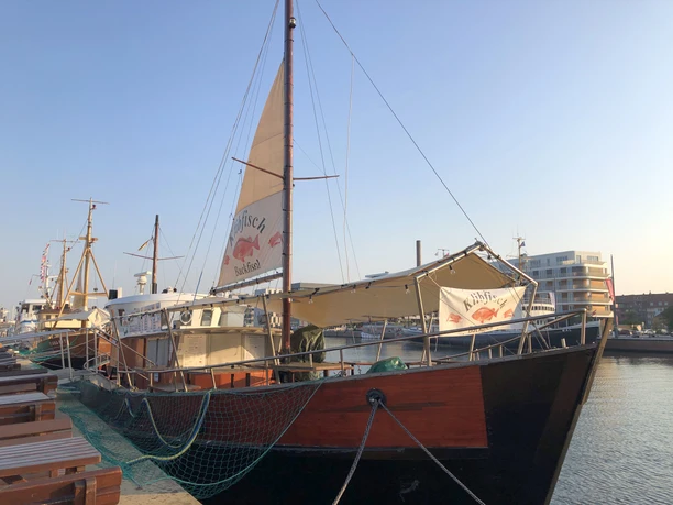 Bremerhaven am Morgen IMG_3374 Klibfisch (c) Mailin Knoke_Erlebnis Bremerhaven_WEB.jpg Kutter Klibfisch Backfisch am Morgen im Neuen Hafen Bremerhaven