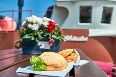 Appetitliche Fischbrötchen auf dem Klibisch-Kutter von Bremerhaven