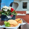 Stadtansichten von Bremerhaven Appetitliche Fischbrötchen auf dem Klibisch-Kutter von Bremerhaven